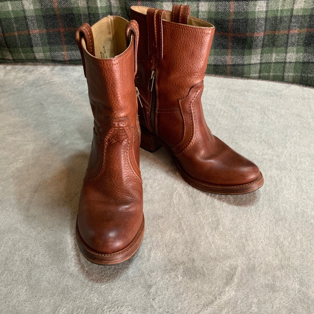 Frye Jane Trapunto Cognac Leather Western Ankle Boots Vibram Sole Women 7.5B